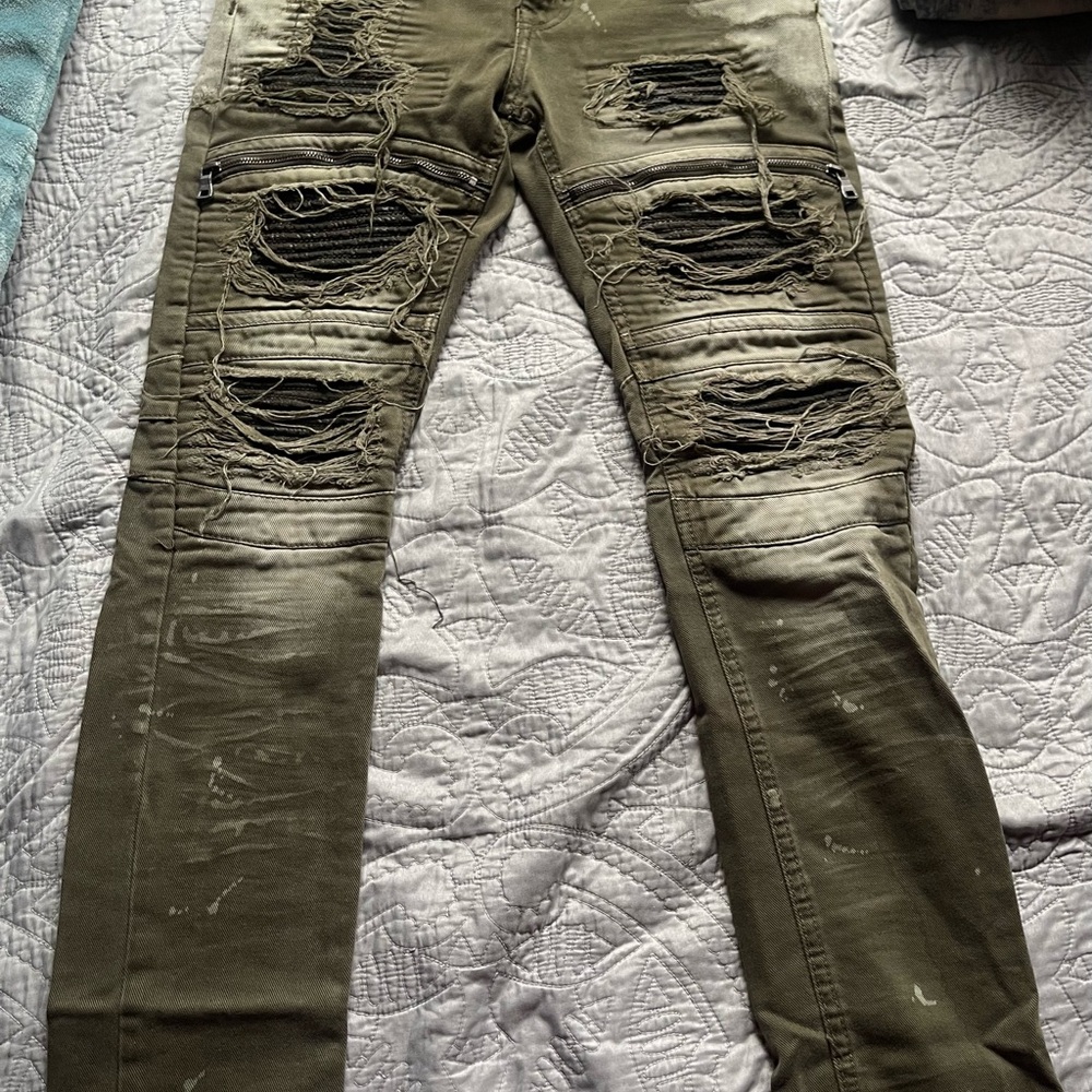 Green Straight Distressed Jeans with Rugged Appeal